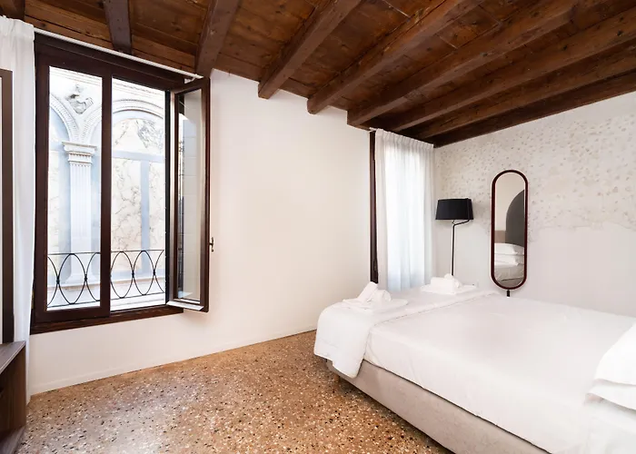 Palazzo Miracoli Венеция